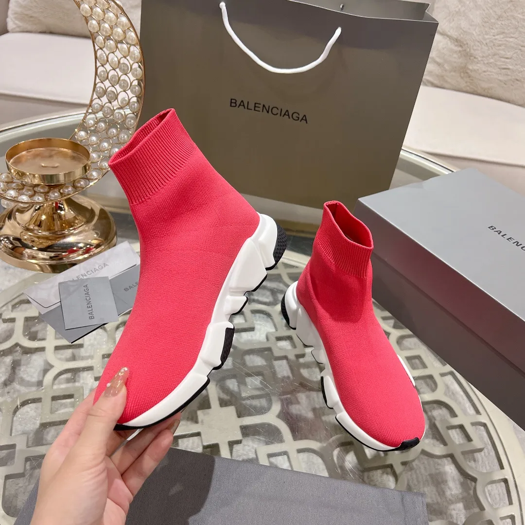 👟👟Ex-factory price 400👟👟 Balenciaga classic sock boots, originally produced by the factory, purchasing agent level. The latest original outsole mold, (TPU ten-vacuum outsole, the highest version on the market, please do not compare prices with TPR outsole, don’t bother if you don’t know the product) The black, white and red three-color vacuum sole shows high-end luxury. •Upper: elastic fly weave double-layer composite gold wire high-elastic knitted mesh cotton •Inner lining: imported double-sided velvet, which is comfortable and resilient to shape •Insole: original imported terry cloth, breathable but not fading •Sole: TPU ten-vacuum outsole (to eliminate pores) •Packaging: full set of packaging (certificate, invoice, cloth bag, handbag) •Size: 34-45 standard code (34, 45, 46.47 can be customized and are not returnable)